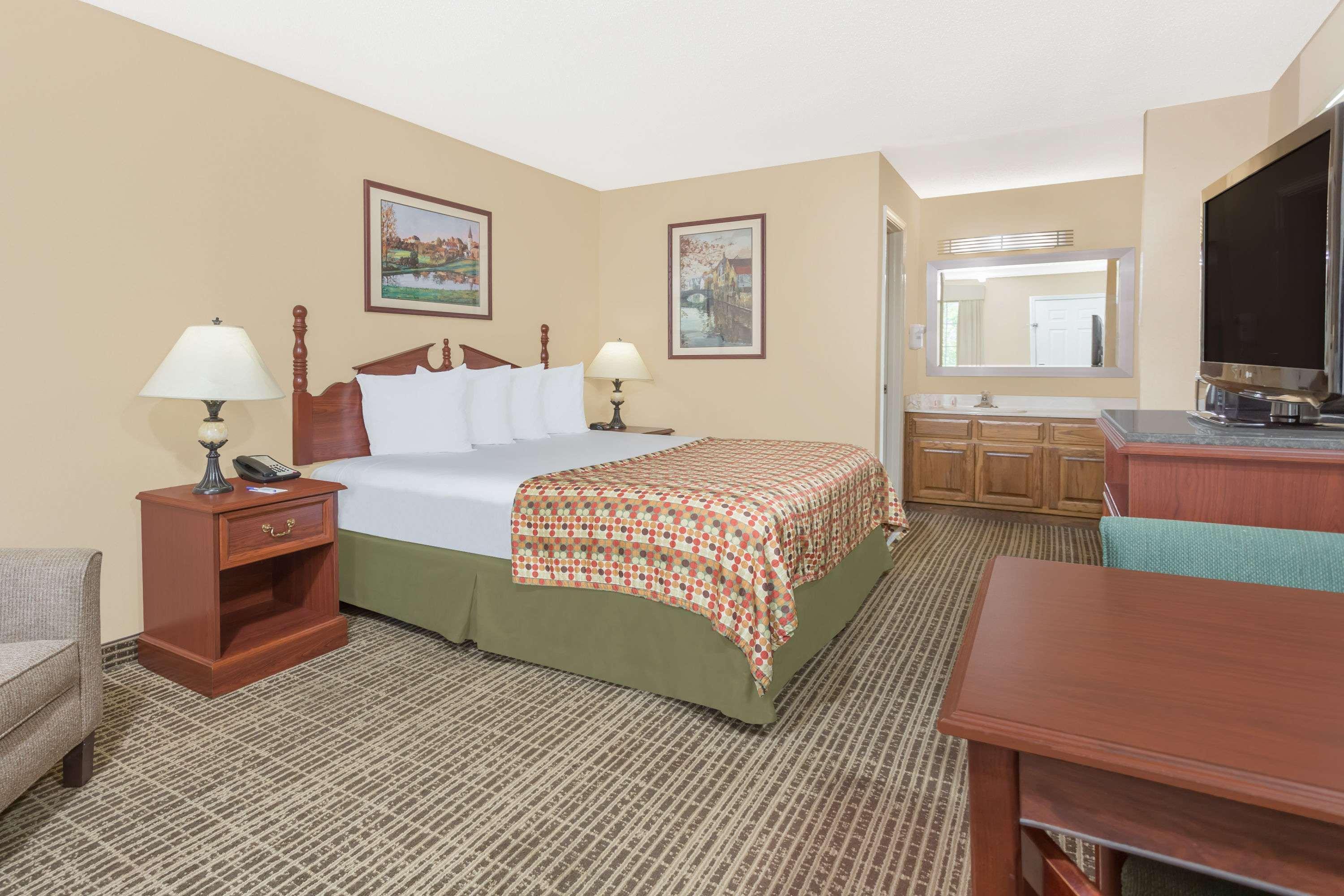 Baymont By Wyndham Anderson Clemson Hotel Bagian luar foto