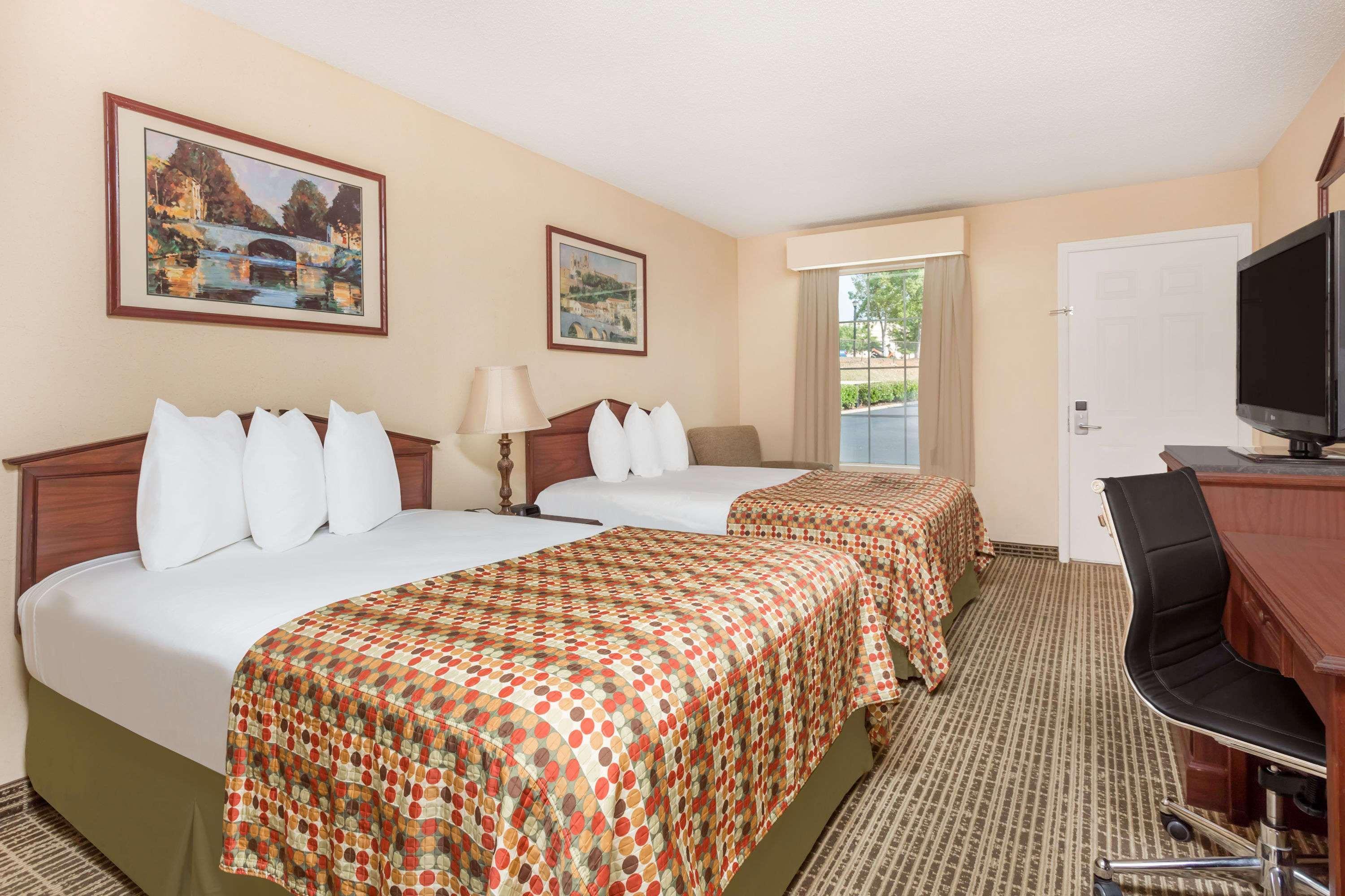 Baymont By Wyndham Anderson Clemson Hotel Bagian luar foto