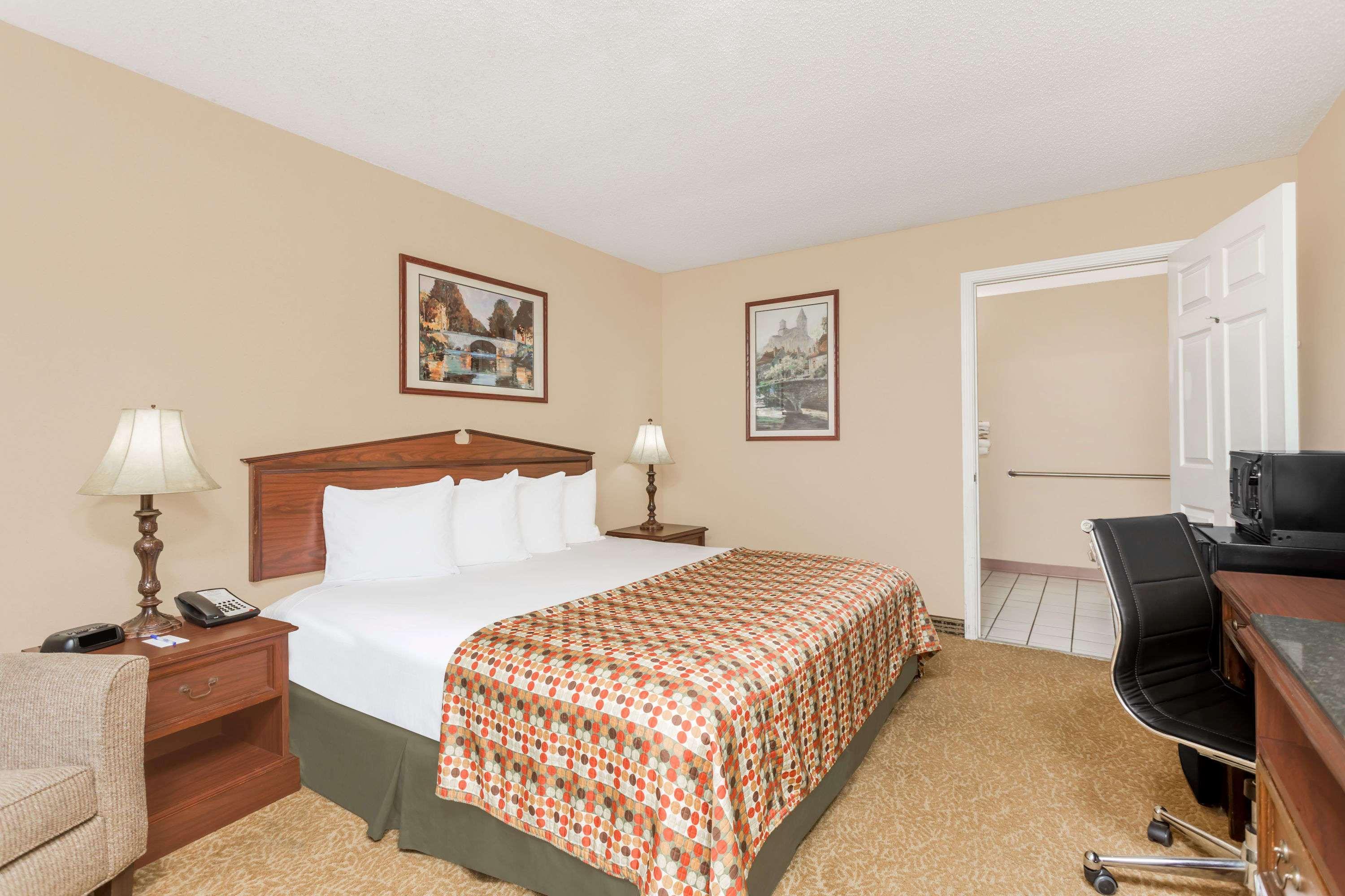 Baymont By Wyndham Anderson Clemson Hotel Bagian luar foto